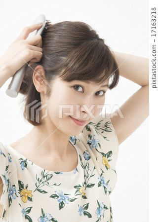 使用髮刷的一名婦女 17163218