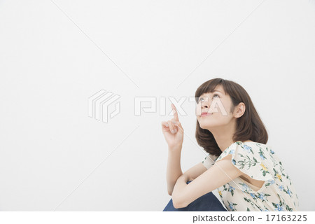 A woman looking up 17163225