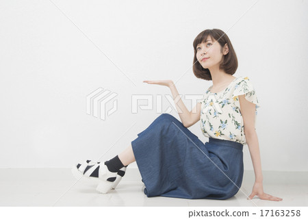 手掌朝上的女人 17163258