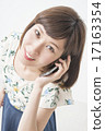 一個用手機打電話的女人 17163354