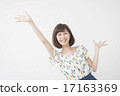 一個女人伸出她的手臂 17163369