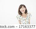 一個女人帶著微笑 17163377