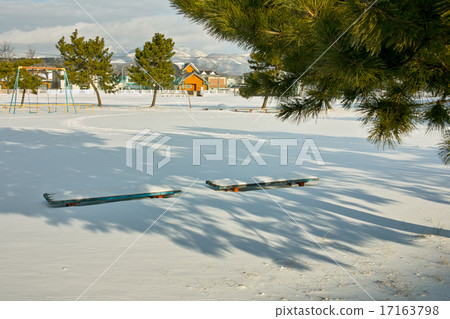 埋在雪中的長凳 埋在雪中的長凳 17163798