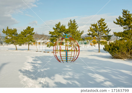 冬季公園遊樂場設備 17163799