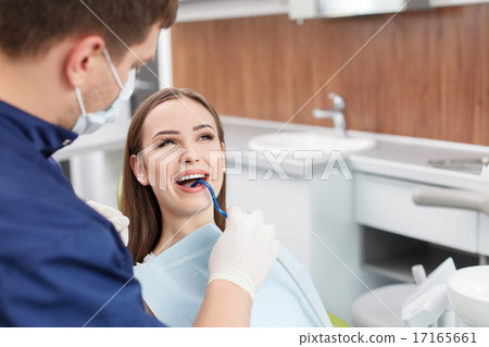 Beautiful young girl is visiting her dental doctor 17165661