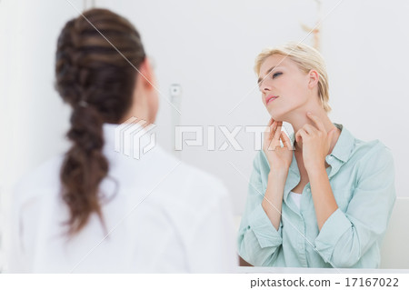 Patient with sore throat visiting doctor 17167022