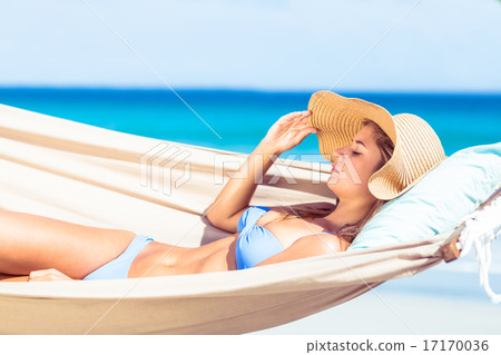 Pretty woman relaxing in the hammock 17170036