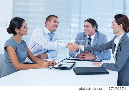 Business team greeting each other 17170574