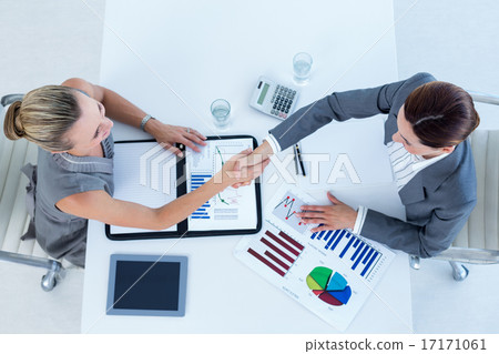 Businesswomen reaching an agreement Businesswomen reaching an agreement 17171061