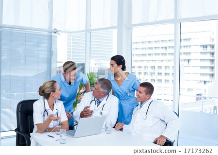 Team of doctors working on laptop 17173262