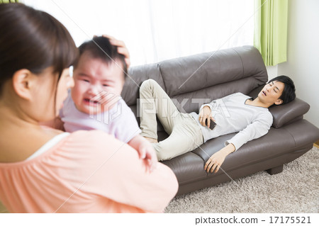 保育圖像哭著哭泣的嬰兒爸爸擺弄著一個智能手機與母親和一張沙發 17175521