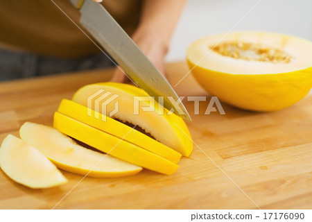 Closeup on woman cutting melon on slices 17176090