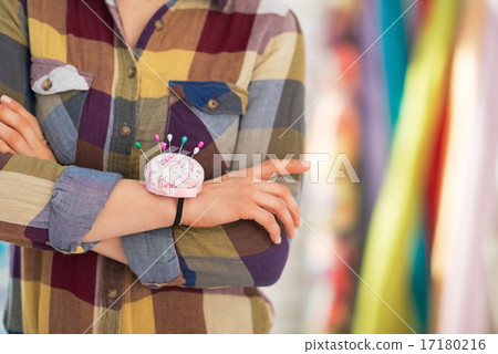 Closeup on seamstress with pincushion 17180216