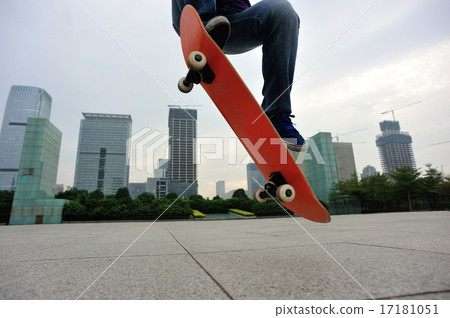 woman skateboarder skateboarding at city woman skateboarder skateboarding at city 17181051