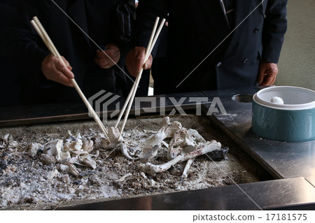 Move the remains to the urn jugs ... 17181575