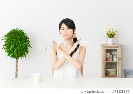 一個女人穿著一個房間 17183175