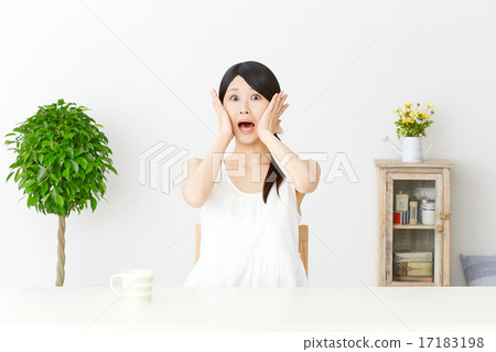 一個女人對房間感到驚訝 17183198