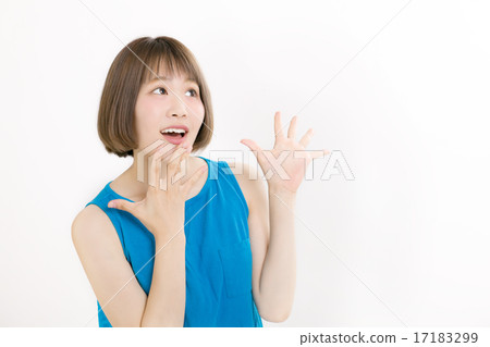 我穿著一件藍色背心或漂亮的女孩 17183299