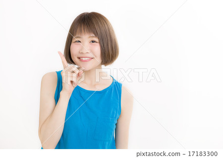 我穿著一件藍色背心或漂亮的女孩 17183300