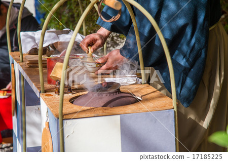 Pick up the tea house tea at Tsuyama Shrine 17185225