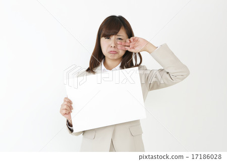 一個哭著抱著留言板的女人 一個哭著抱著留言板的女人 17186028