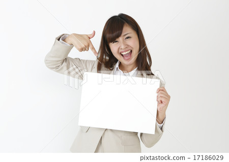有留言簿的精力充沛的婦女 17186029