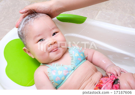 Mom washing baby hair 17187606