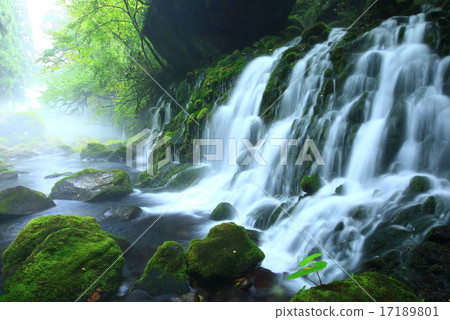 Akita Prefecture Nakaho-shi Summer's former waterfall underground water 17189801