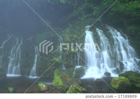 秋田縣中野市夏天的前瀑布地下水 秋田縣中野市夏天的前瀑布地下水 17189809