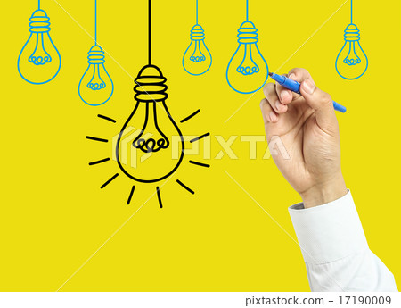 Businessman hand drawing bulbs 17190009