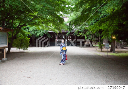 一個yukata的一名婦女在寺廟 一個yukata的一名婦女在寺廟 17190047