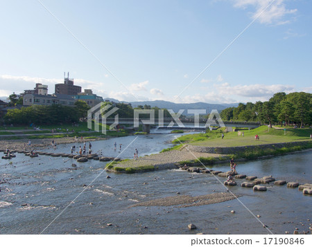在夏天的鴨川鴨川高野川的交匯點的風景 在夏天的鴨川鴨川高野川的交匯點的風景 17190846