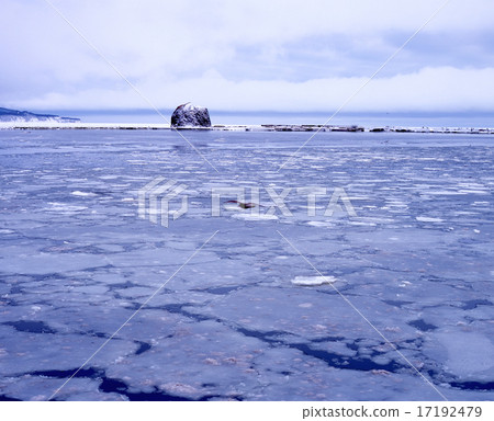 “世界自然遺產”北海道,漂流冰群與知床港口的知己港和奧龍科岩石“知床國立公園”接壤 “世界自然遺產”北海道,漂流冰群與知床港口的知己港和奧龍科岩石“知床國立公園”接壤 17192479