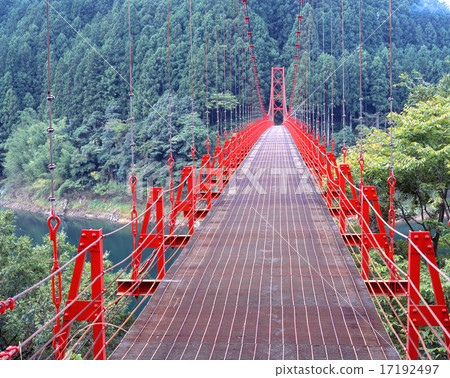 Zao bridge that can fully enjoy forest bathing (a red suspension bridge over Aikawa Dam of Arita River) / Wakayama Prefecture Zao bridge that can fully enjoy forest bathing (a red suspension bridge over Aikawa Dam of Arita River) / Wakayama Prefecture 17192497