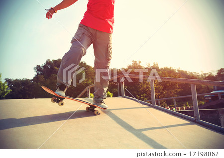 skateboarder legs riding skateboard at skatepark   17198062