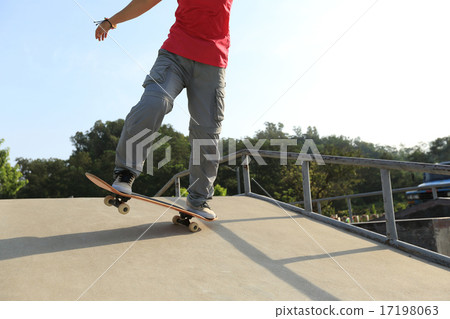 skateboarder legs riding skateboard at skatepark skateboarder legs riding skateboard at skatepark 17198063