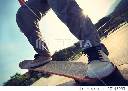 skateboarder legs riding skateboard at skatepark 17198065