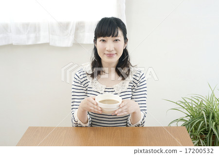 Women enjoying cafe au lait 17200532