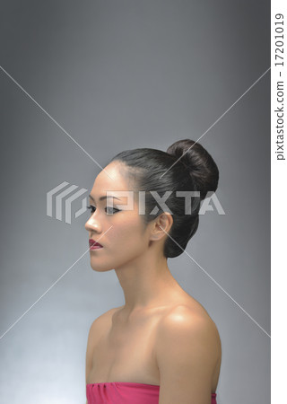 Asian girl in glamor pose 17201019