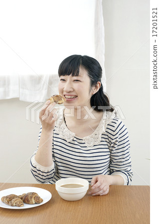 Cafe au lait, women enjoying croissants 17201521
