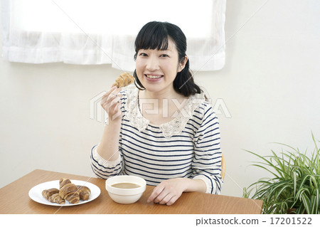 Cafe au lait, women enjoying croissants 17201522