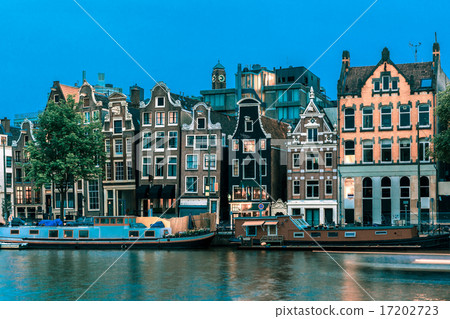 Night Amsterdam canal with dutch houses 17202723