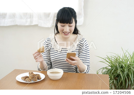 在吃智能手機時吃東西 在吃智能手機時吃東西 17204506