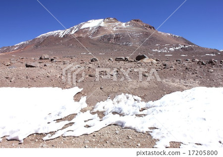 南美洲智利北部，壯觀的安第斯山脈，海拔4500米，有雪 17205800