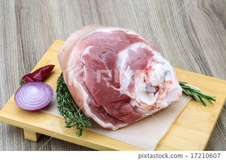 Raw pork knuckle 17210607