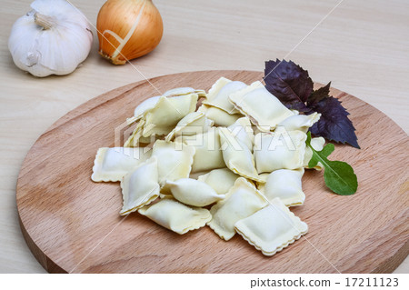 Raw ravioli 17211123