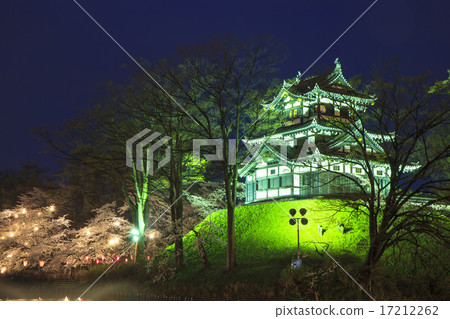 高田城和櫻花點亮了新潟縣上越市 高田城和櫻花點亮了新潟縣上越市 17212262