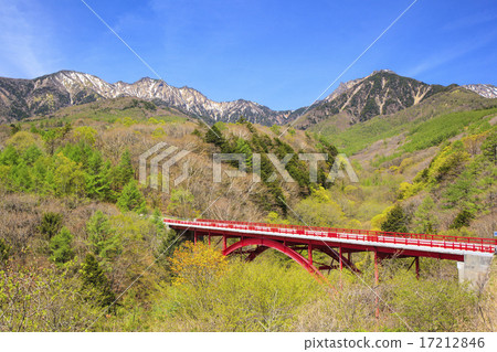 新鮮的綠色Yatsugatake和紅色橋樑山梨縣北斗市 新鮮的綠色Yatsugatake和紅色橋樑山梨縣北斗市 17212846