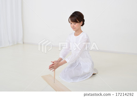 鑽在板材的婦女一個孔用栗子 17214292