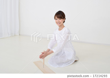 鑽在板材的婦女一個孔用栗子 鑽在板材的婦女一個孔用栗子 17214293